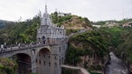 Kirche auf einer Brücke über einer Schlucht