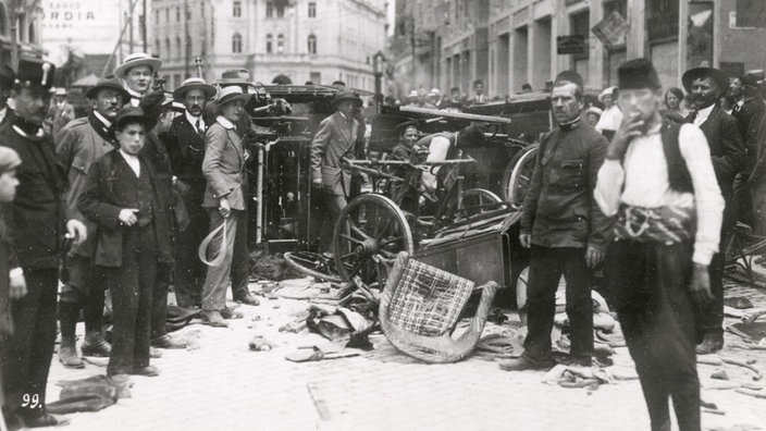 Chaotische Szene in der Straße in Sarajevo nach dem Attentat