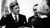 Helmut Schmidt in Schwarz-Weiß bei seiner Vereidigung