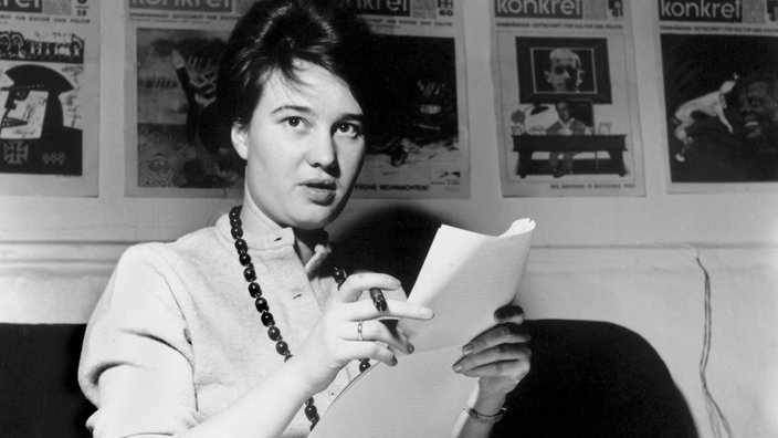 Ulrike Meinhof am Schreibtisch