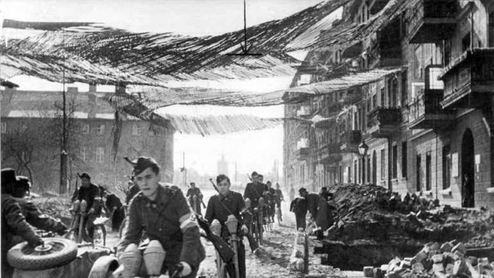 Ein Panzerjagdkommando der Hitlerjugend auf Fahrrädern im zerstörten Frankfurt/Oder.