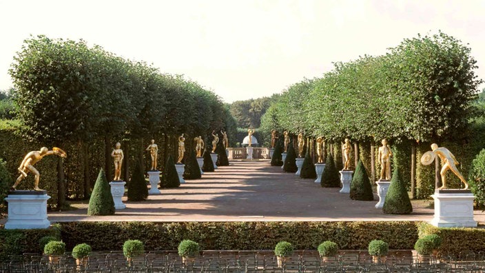 Barockes Gartentheater am Herrenhaus Hannover mit vergoldeten Figuren entlang der Bühne.