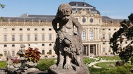 Eine steinerne Putte vor der Residenz Würzburg