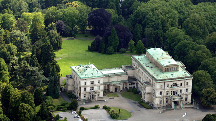 Luftaufnahme der Villa Hügel, im Hintergrund das Ufer des Baldeneysees.