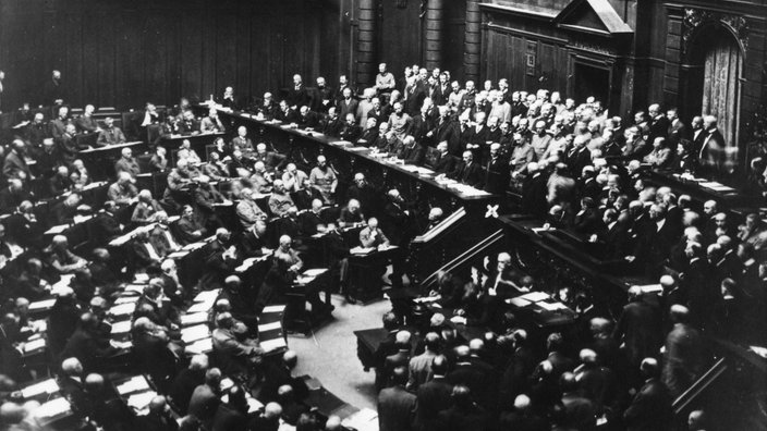 Politiker bei einer Sitzung im deutschen Reichstag um 1914