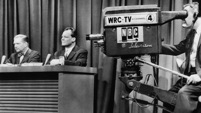 Der SPD-Abgeordnete Willy Brandt bei einer Pressekonferenz in Westberlin