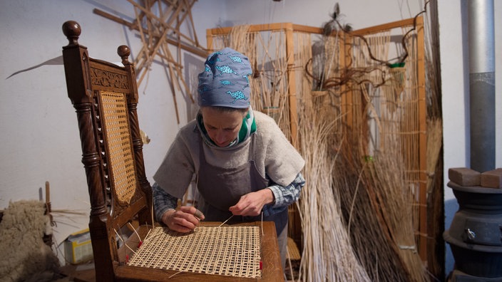 Korbmacherin im Freilichtmuseum Kommern