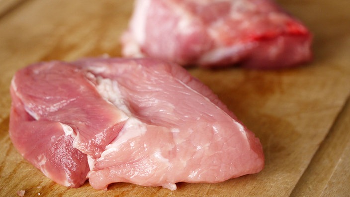 Zwei Stücke Schweinefleisch