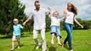 Familie beim Spaziergang auf einer Wiese