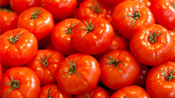 Reife, rote Tomaten auf einem Haufen