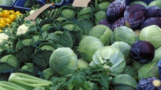 Verschiedene Kohlsorten liegen an einem Marktstand aus.