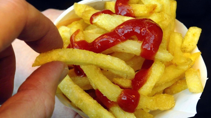 Eine Portion Pommes wird mit Ketchup serviert