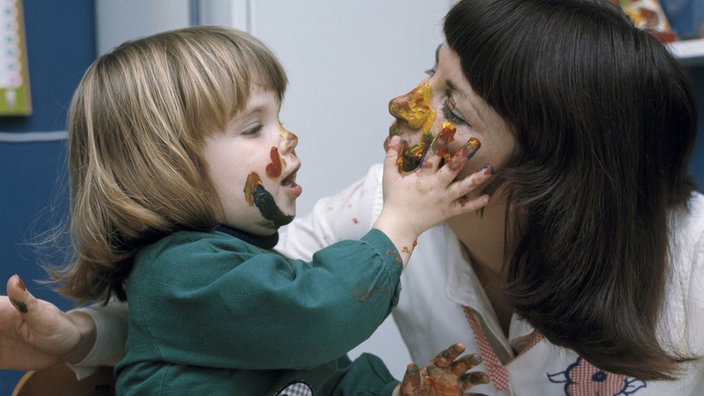 Mutter mit Tochter beim Spiel mit Fingerfarbe (1970er)