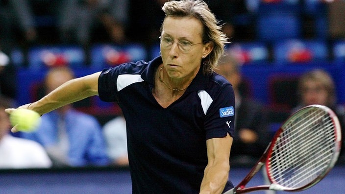 Martina Navratilova schlägt einen Ball bei der Swisscom Challenge im Jahr 2001.