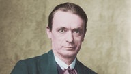 Eine nachträglich kolorierte Porträtaufnahme von Rudolf Steiner, Begründer der Anthroposophie, aus dem Jahr 1916