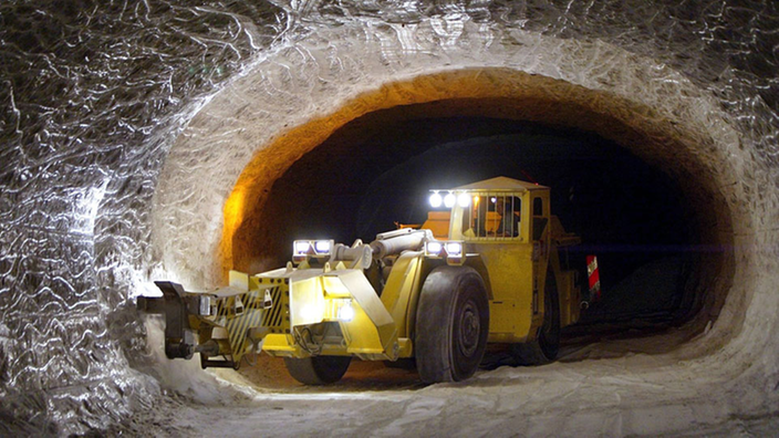 Ein Spezialfahrzeug in einem Schacht im ehemaligen Salzbergwerk Gorleben