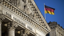 Deutsche Flagge vor dem Reichstag in Berlin