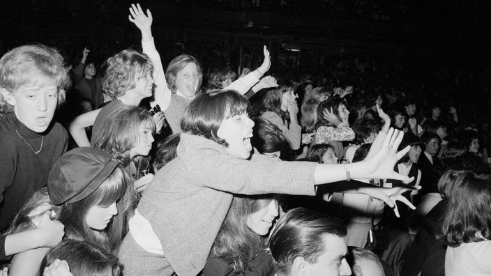 Kreischende Fans bei einem Beatles-Konzert