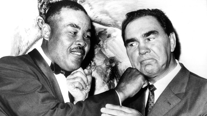 Die Boxer Joe Louis (links) und Max Schmeling (rechts) geben sich freundschaftliche Kinnhaken