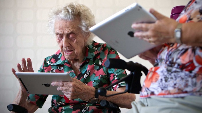 Seniorin am Tablet.