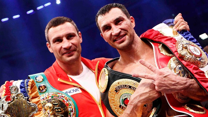 Wladimir und Vitali Klitschko mit Weltmeistergürteln