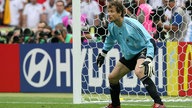 Jens Lehmann steht im Tor und erwartet einen heranfliegenden Ball