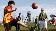 Jungen beim Fußballspiel