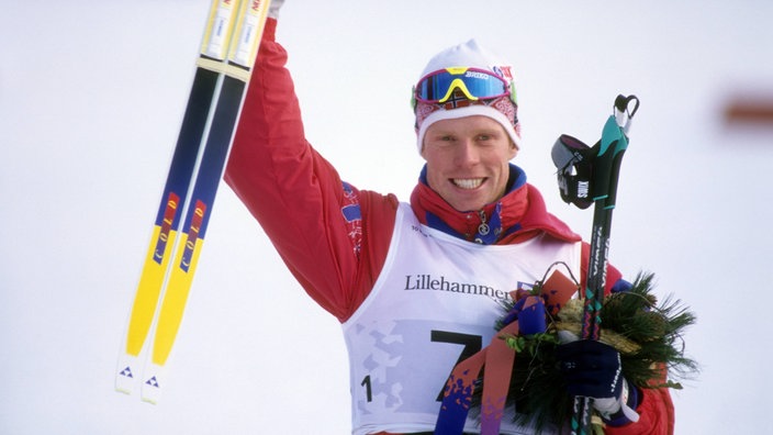 Björn Daehlie nach Siegerehrung in Jubelpose