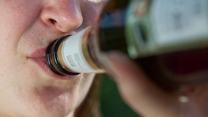 Jemand trinkt eine Flasche Bier