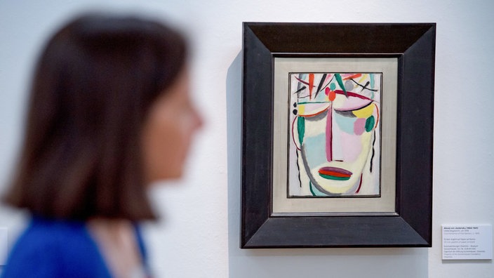 Eine Frau vor einem Jawlensky-Bild in einer Ausstellung