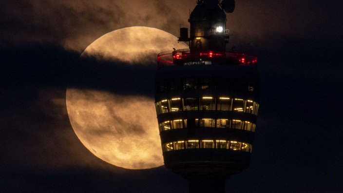 Blick von außen auf ddas beleuchtete Restaurant vor Vollmond