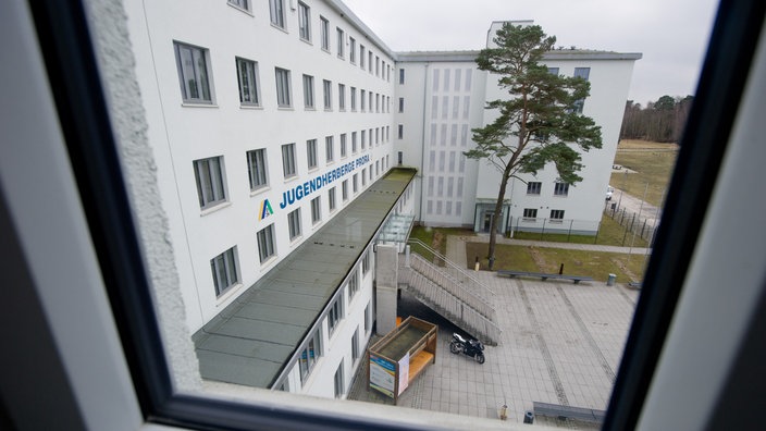 Blick durch ein Fenster auf die Jugendherberge Prora