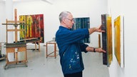 Der Maler Gerhard Richter bei der Arbeit mit einer Rakel in seinem Studio (1992)