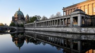 Museumsinsel vom Wasser fotografiert