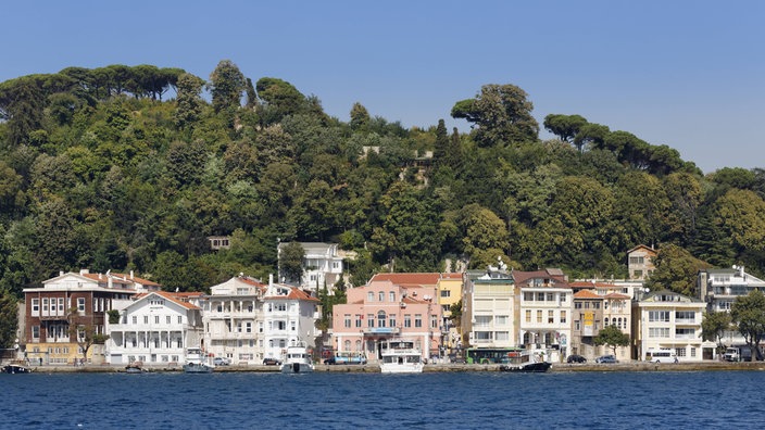 Ufer mit Häusern am Bosporus