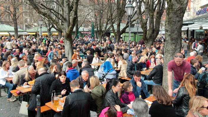 Voll besetzter Biergarten