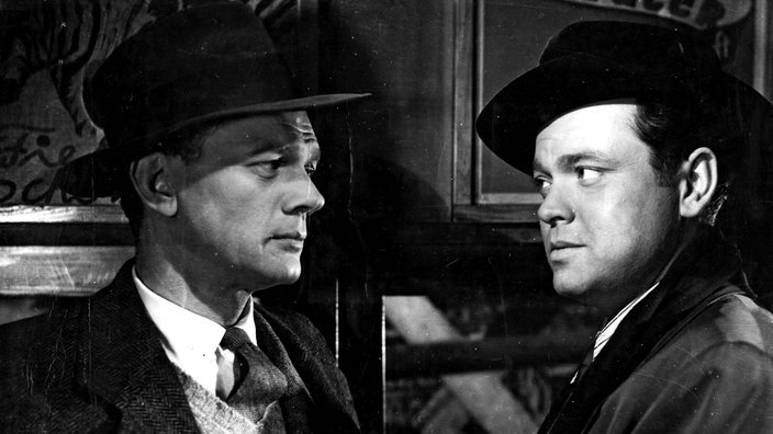 Schwarzweiß-Filmausschnitt aus dem 'Dritten Mann': Orson Welles nimmt sich Joseph Cotten zur Brust.