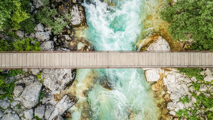 Blick auf eine Brücke, unter der ein Fluss fließt