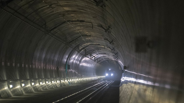 Ein Schacht führt vom Gotthard-Basistunnel im Teilabschnitt Sedrun hinauf in den Lüftungsstollen.