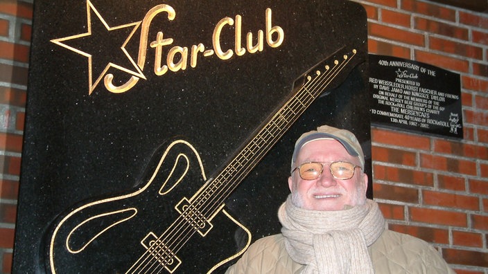 Horst Fascher vor der Gedenktafel des Hamburger Star-Clubs.