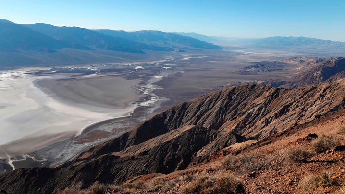 Aussicht vom Aguereberry Point (1951 Meter) im Nationalpark Death Valley auf das Death Valley mit den Salzebenen von Badwater und Devil's Golf Course.