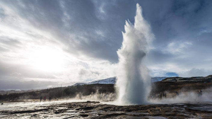 Aus einem Loch in der Erde schießt eine gut 30 Meter hohe Wasserfontäne