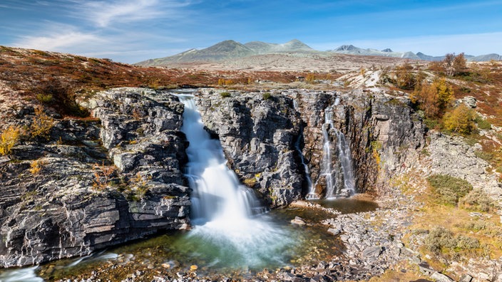 Wasserfall Storulfossen im herstlichen Rondane Nationalpark