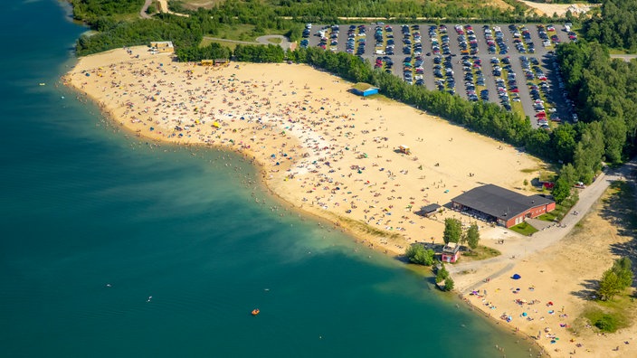 Luftaufnahme vom Halterner See mit einem Strand