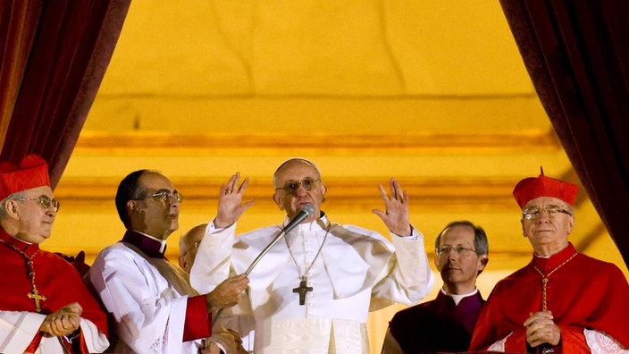 Papst Franziskus auf dem Balkon des Petersplatzes