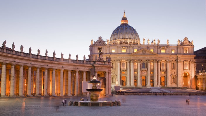 Beleuchteter Petersplatz und Petersdom