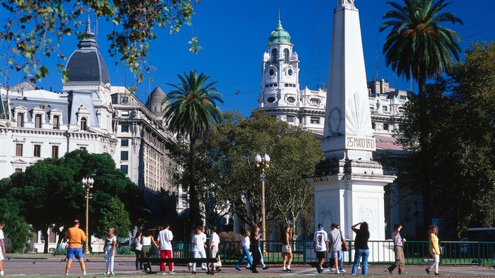 Passanten an der Plaza de Mayo.