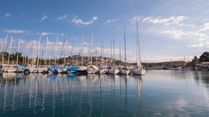 Segelboote in einem kleinen Hafen in Kroatien