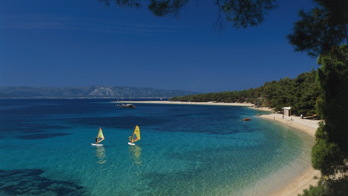 Blick auf eine Landzunge mit einem kleinen Sandstrand