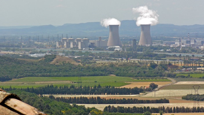 Ebene mit Kühltürmen eines Atomkraftwerks